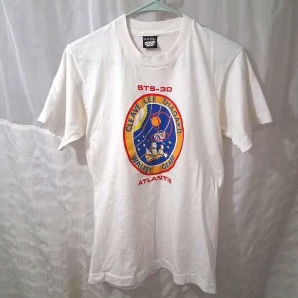 Vintage NASA Atlantis Shuttle T-shirt STS 30 Mission Astronauts Medium White - Picture 9 of 9